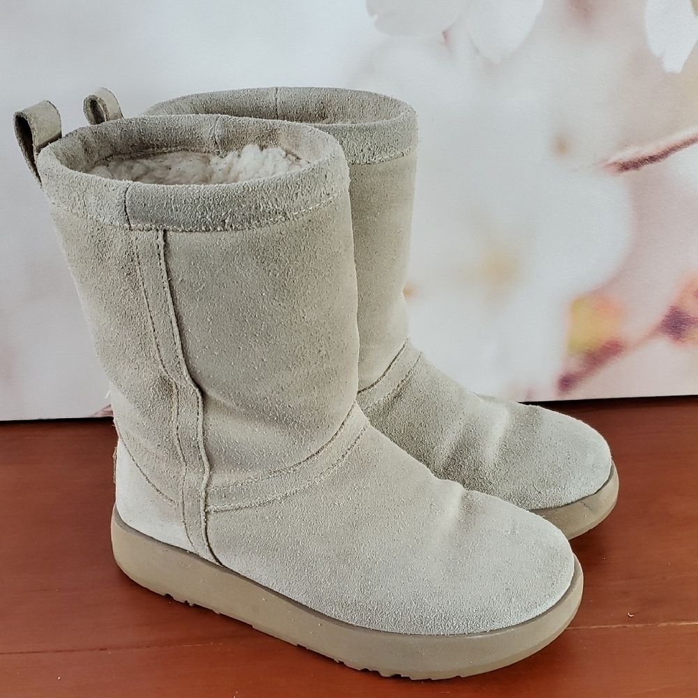 UGG Cream Suede Boots - 5 - Picture 3 of 13